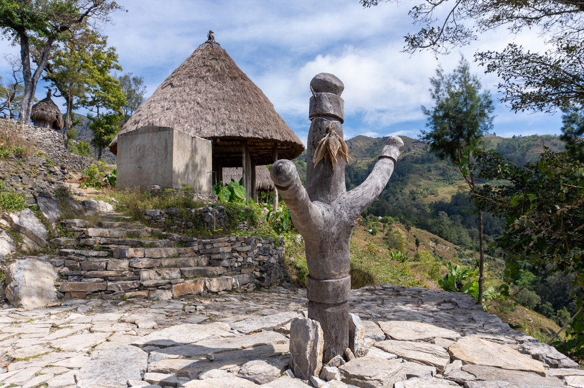 Maubisse Tour, Ambiguous cultural centerpiece