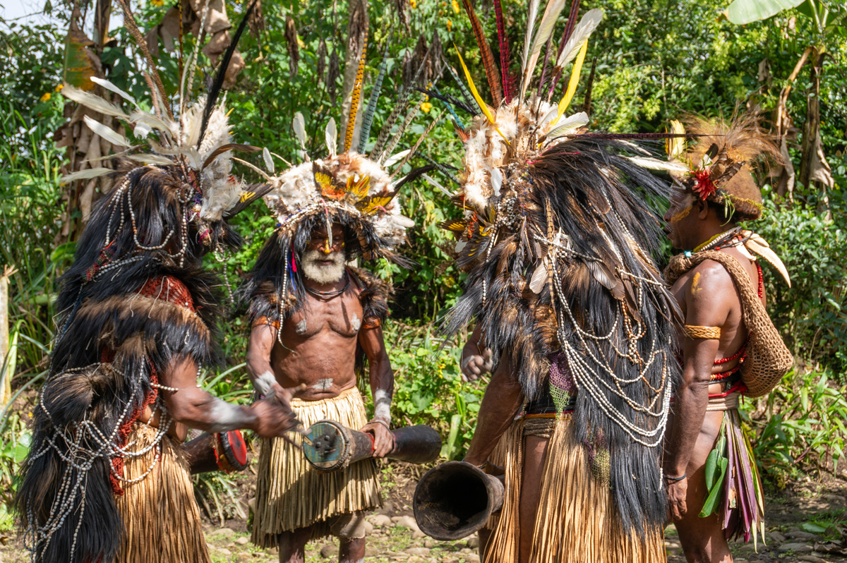 Ambua Day One: Huli Wigmen, Spirity Dance, Wigmen School