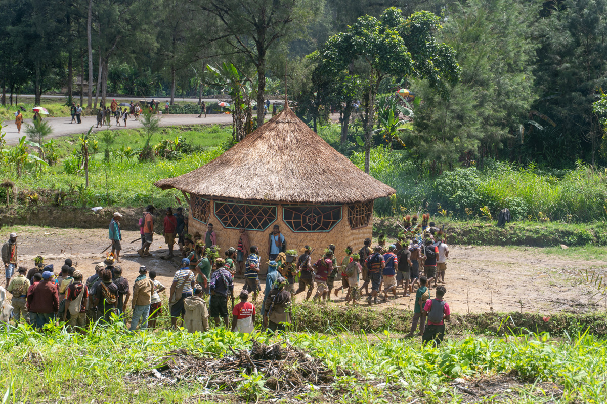 Ambua Day One: Huli Wigmen, Spirity Dance, Wigmen School, Local men march & chant