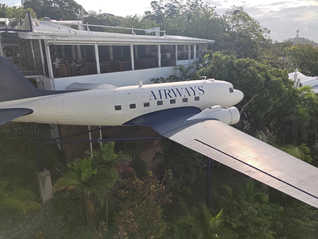 Port Moresby, Airways Hotel interior courtyard