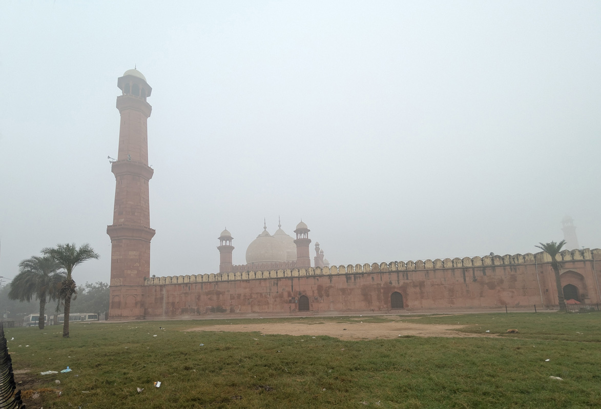 Lahore, Smoggy view to Badshahi Mosque