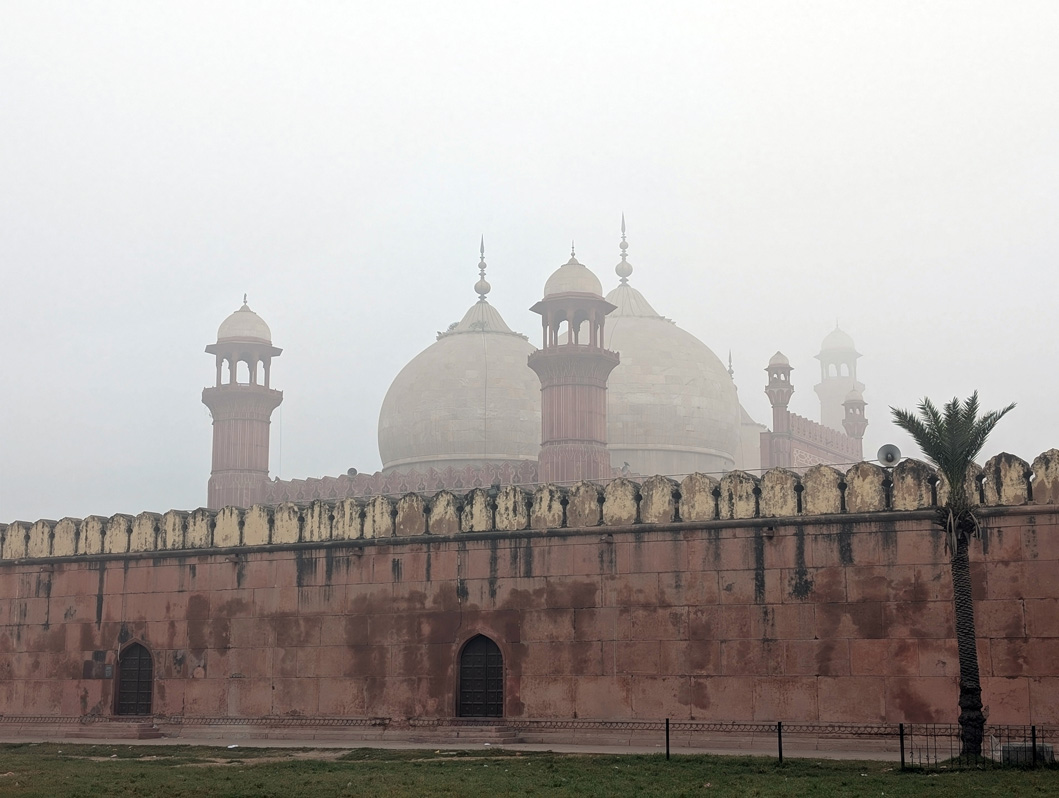 Lahore, Smoggy view to Badshahi Mosque