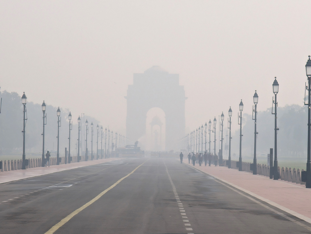 Delhi, Very smoggy view to India Gate