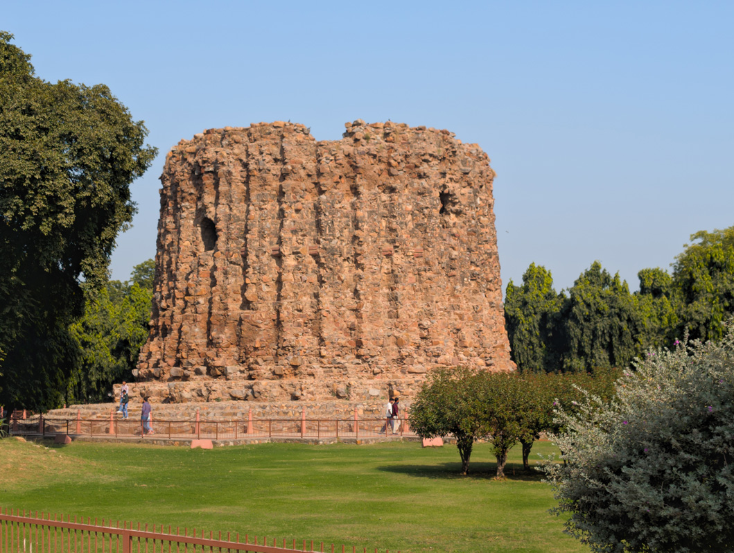 Delhi: Qutb Minar, Stub of the Alai Minar A planned even larger minaret