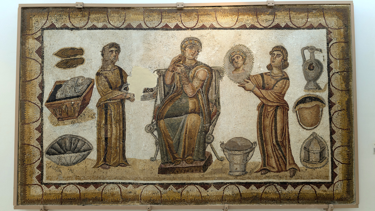 Bardo Museum Mosaics, Lady plus maids
