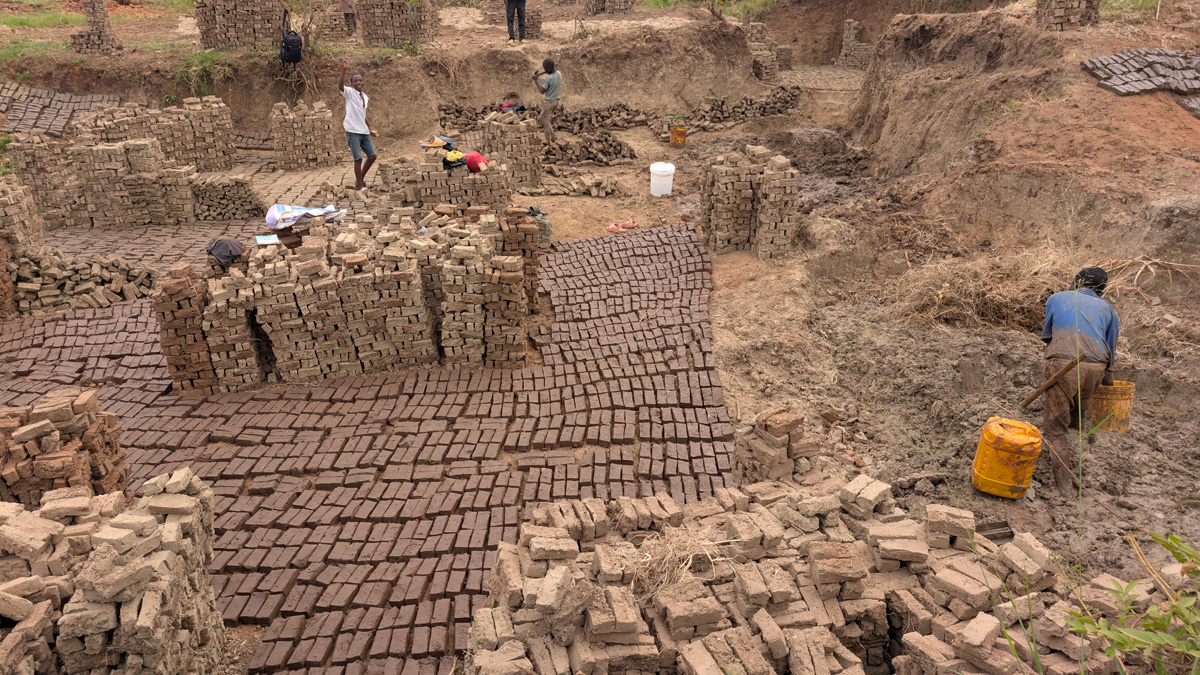 Burundi: Bujumbura, Digging clay for bricks To be later fired.