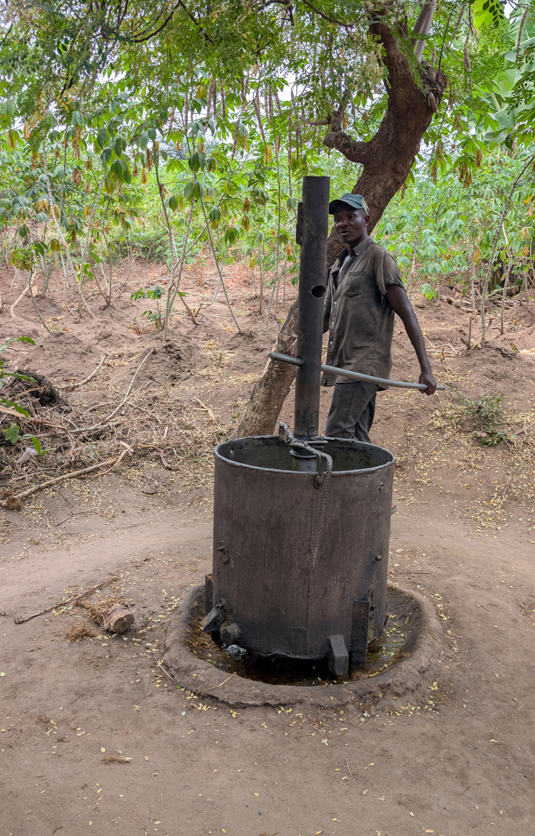 Burundi: Bujumbura, Pressing out the palm oil