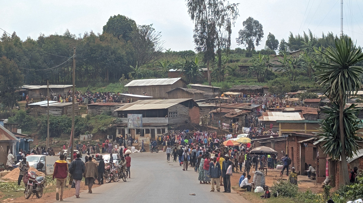 Burundi: Gitega Area, Busy market day at a small town