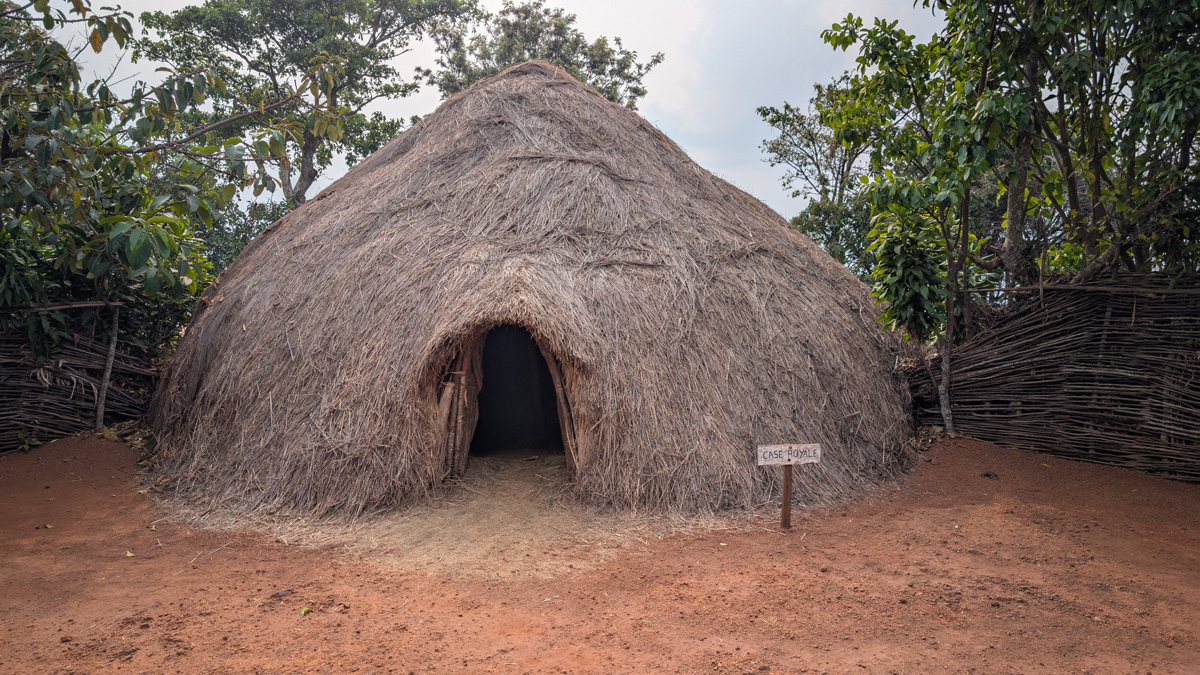 Burundi: Gishora Drummers, Formet Royal hut/palace