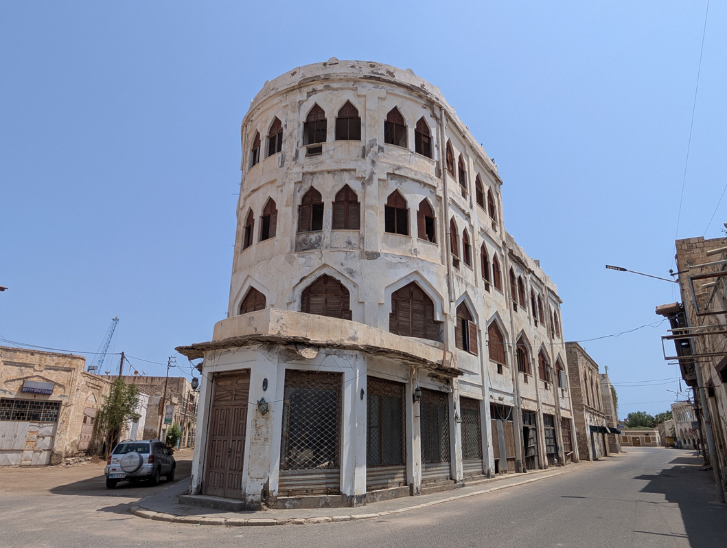 Massawa, Art Deco hotel Shape mimicking a ship