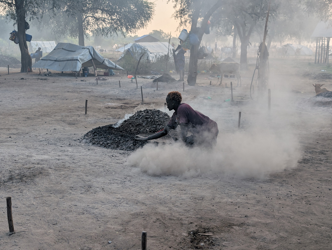 Mundari Cattle Camp, Cow dung fires
