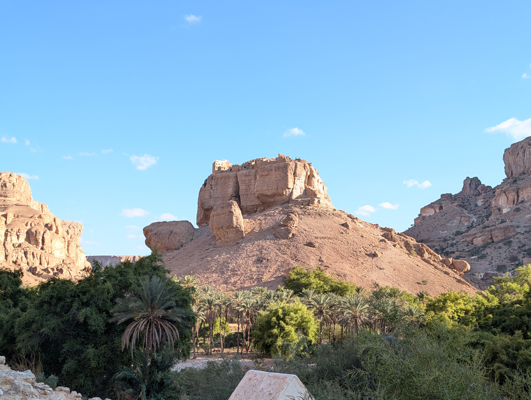 Wadi Do'an, Village on a rock, from below