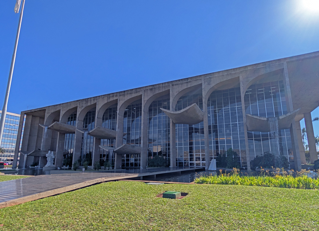 Brasilia, Palace of Justice With symbolic (?) water spouts