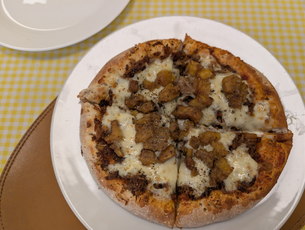 Around Manaus, Pizza with beef and caramelized banana