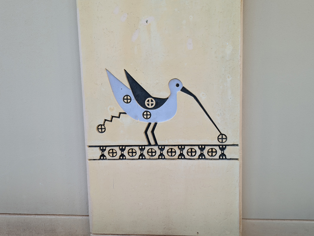 Palau Capitol, A symbolic "Money Bird" Holding "bread money" in its bill