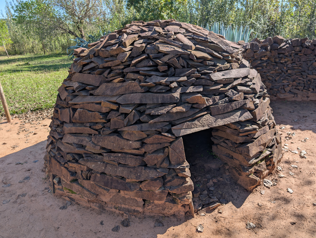 Lesotho: Thaba Bosiu tour, "Bushman style" stone huy