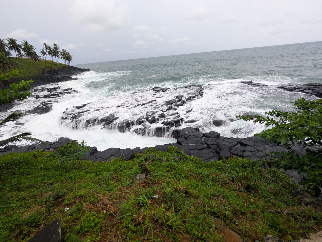 São Tomé island tour, Boca de Inferno Water enters on left, is forced out on right.