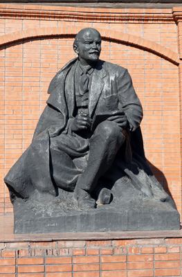 Krasnoyarsk, Russia <small>(2019)</small> Studious and thou, Lenin statues