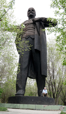 Semey, Kazakhstan <small>(2019)</small> A bronze titan, dom, Lenin statues