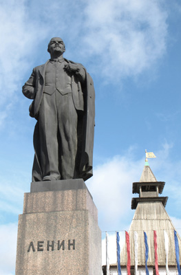 Astrakhan, Russia <small>(2011)</small> Looking rather starry-e, Lenin statues