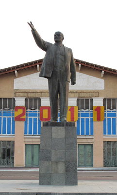 Baikonur, Kazakhstan <small>(2010)</small> Getting ready to wel, Lenin statues