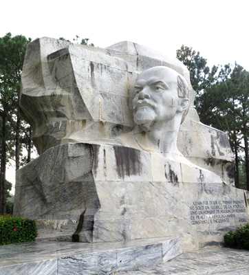 Havana, Cuba <small>(2014)</small> Giant Lenin head, Parque Len, Lenin statues