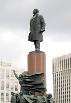 Moscow, Kaluga Square <small>(2013)</small>, Lenin statues