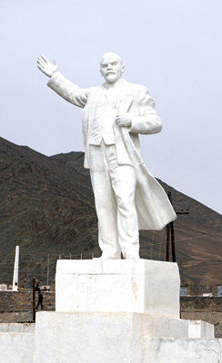 Murghab, Tajikistan <small>(2016)</small> Pointing to the Pamir, Lenin statues