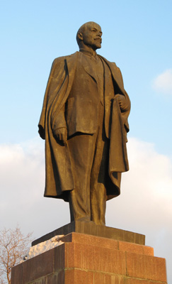 Omsk, Russia <small>(2009)</small></br>Looking particularly wis, Lenin statues