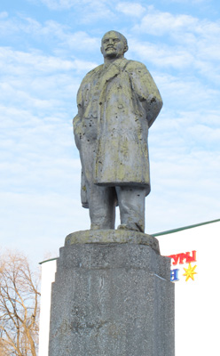 Orsk Russia <small>(2013)</small> Relaxed, human, and slightly, Lenin statues