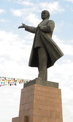 Osh, Kyrgyzstan <small>(2008)</small>, Lenin statues
