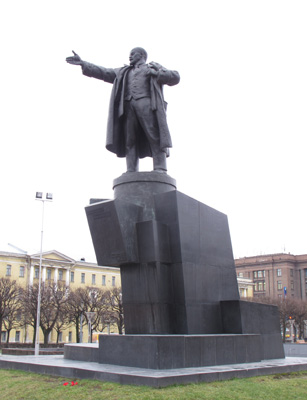 St Petersburg, Lenin at the Finland Station <small>(2011)</small></, Lenin statues