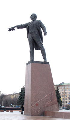 St Petersburg, Moskovskaya Pl. <small>(2011)</small>, Lenin statues