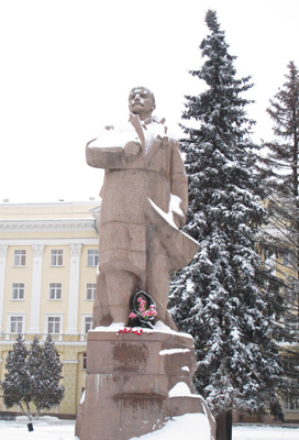 Smolensk, Russia <small>(2010)</small> Snowy but resolute., Lenin statues