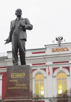 Vladimir, Russia <small>(2010)</small> Waiting for the Bank?, Lenin statues