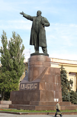 Volgograd, Russia <small>(2011)</small> A particularly grand Le, Lenin statues